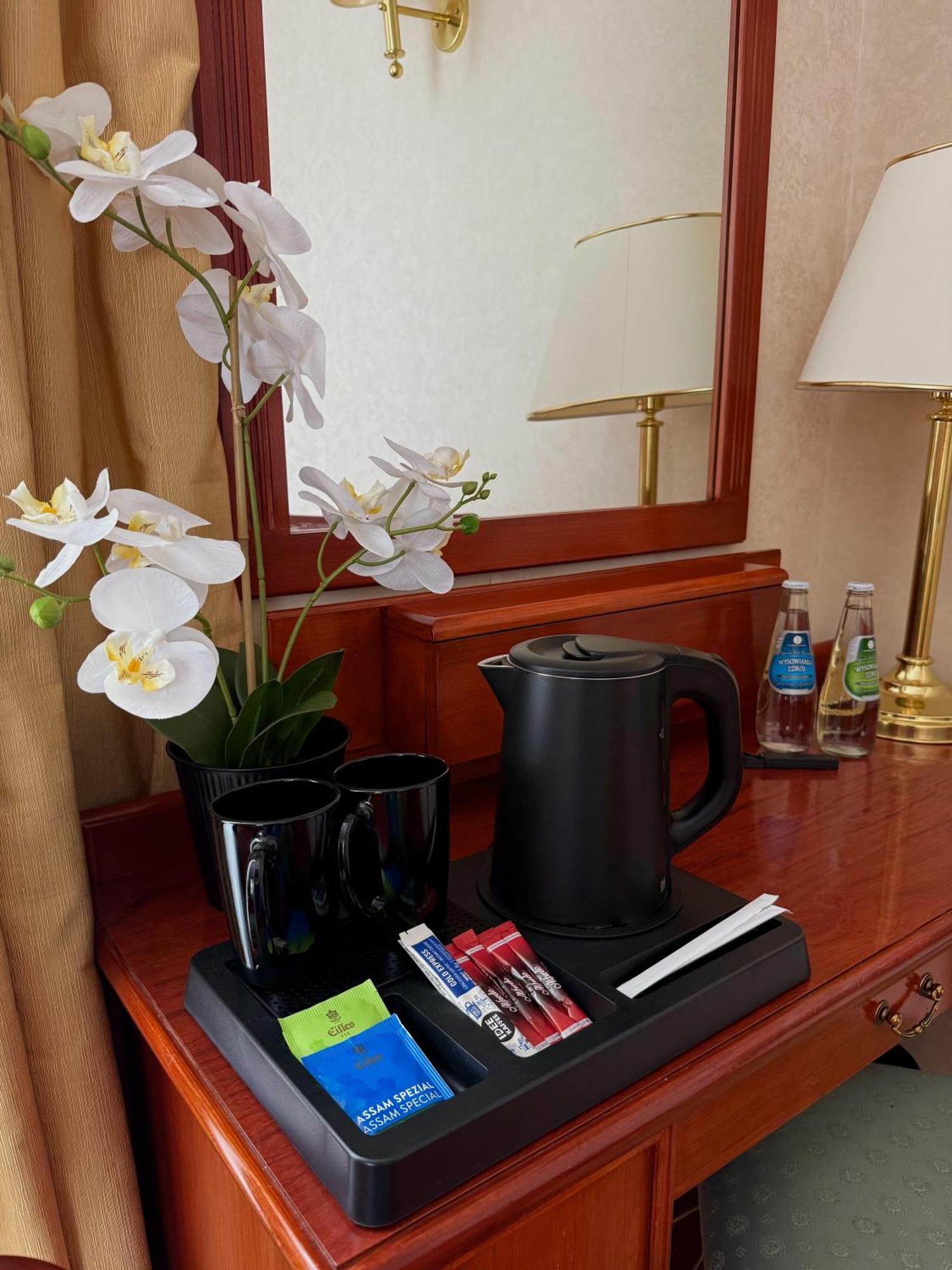 Hotel Mazurkas Ozarow Mazowiecki Extérieur photo