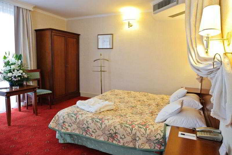 Hotel Mazurkas Ozarow Mazowiecki Extérieur photo
