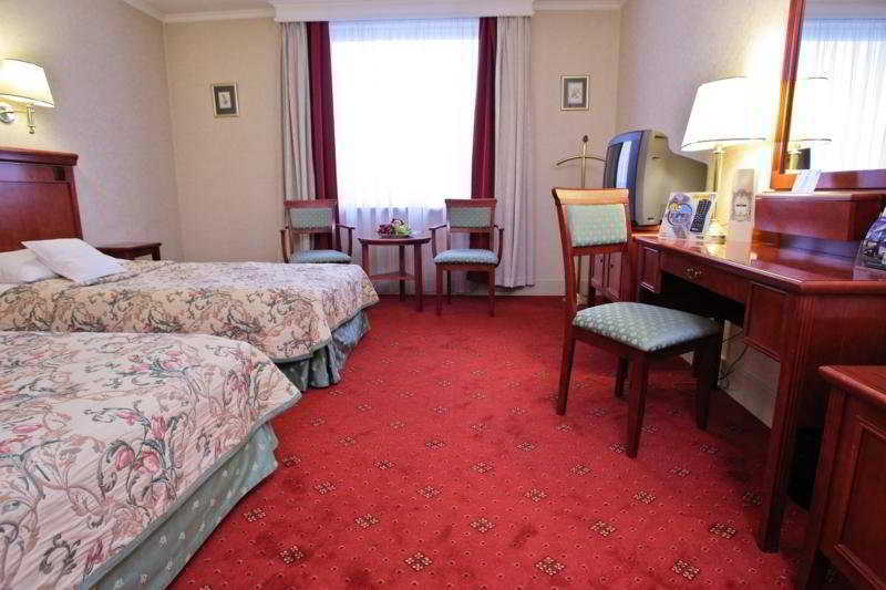 Hotel Mazurkas Ozarow Mazowiecki Extérieur photo