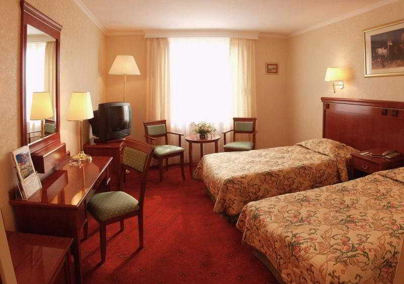 Hotel Mazurkas Ozarow Mazowiecki Extérieur photo