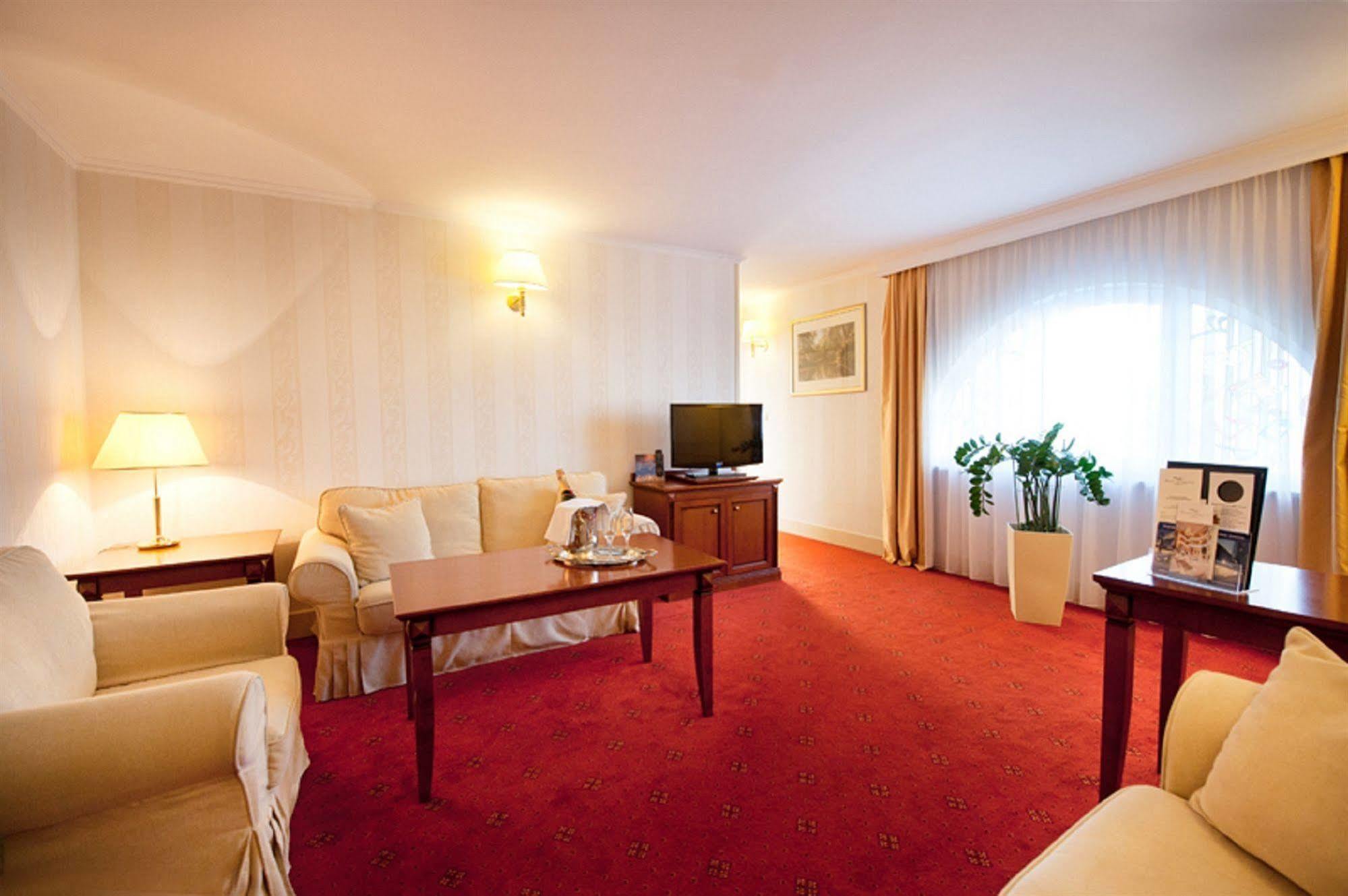 Hotel Mazurkas Ozarow Mazowiecki Extérieur photo