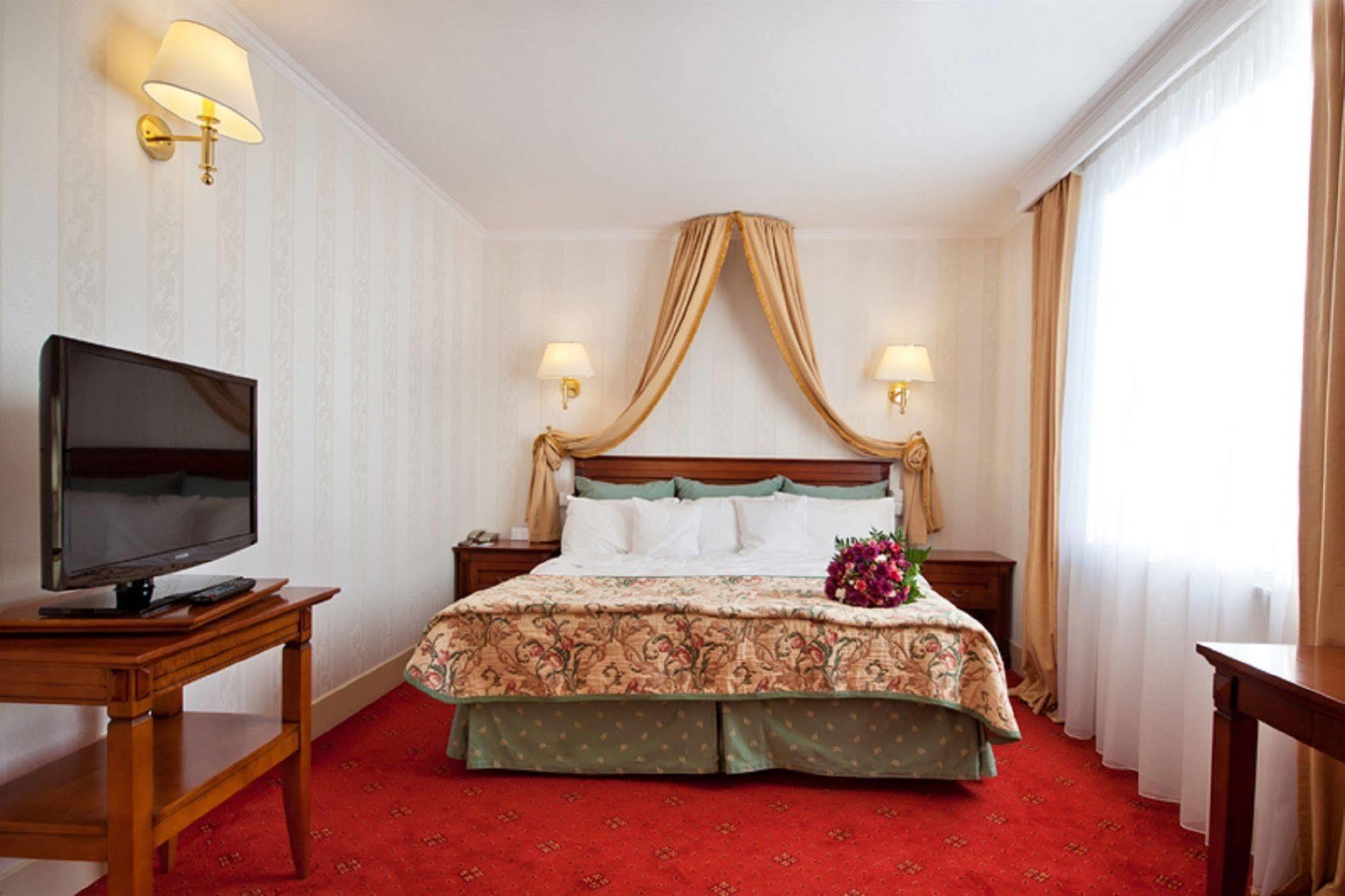 Hotel Mazurkas Ozarow Mazowiecki Extérieur photo
