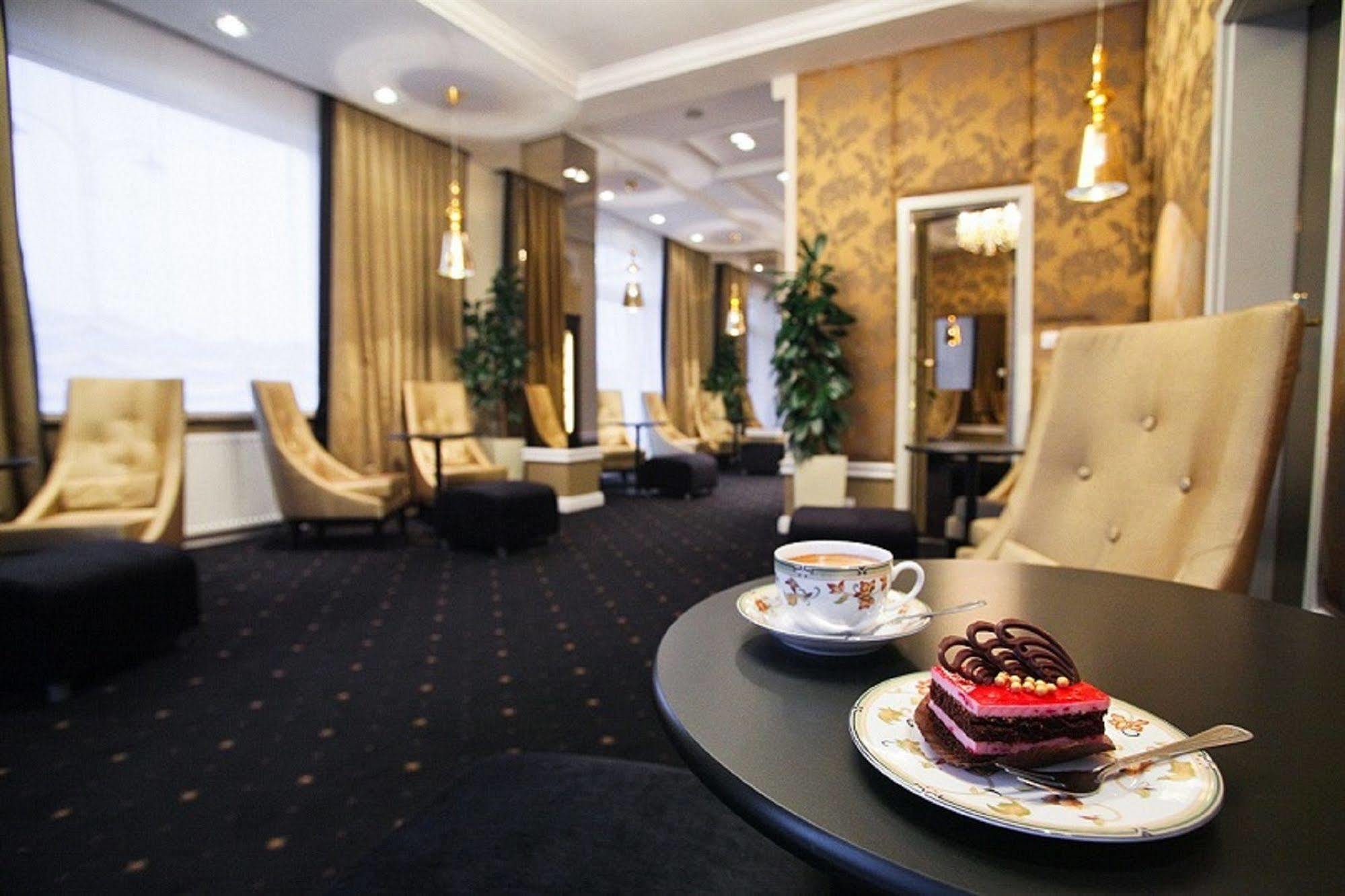 Hotel Mazurkas Ozarow Mazowiecki Extérieur photo
