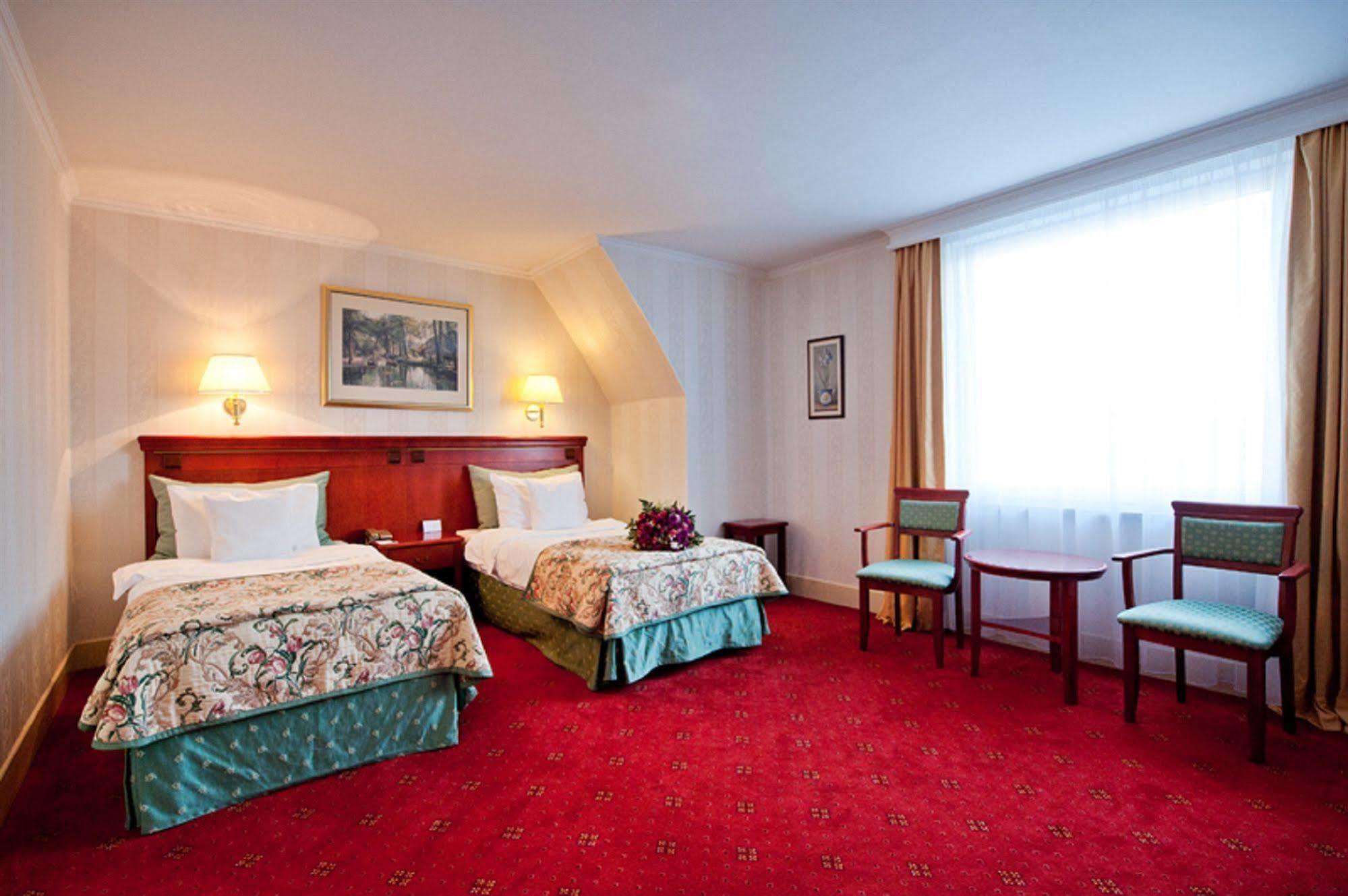 Hotel Mazurkas Ozarow Mazowiecki Extérieur photo