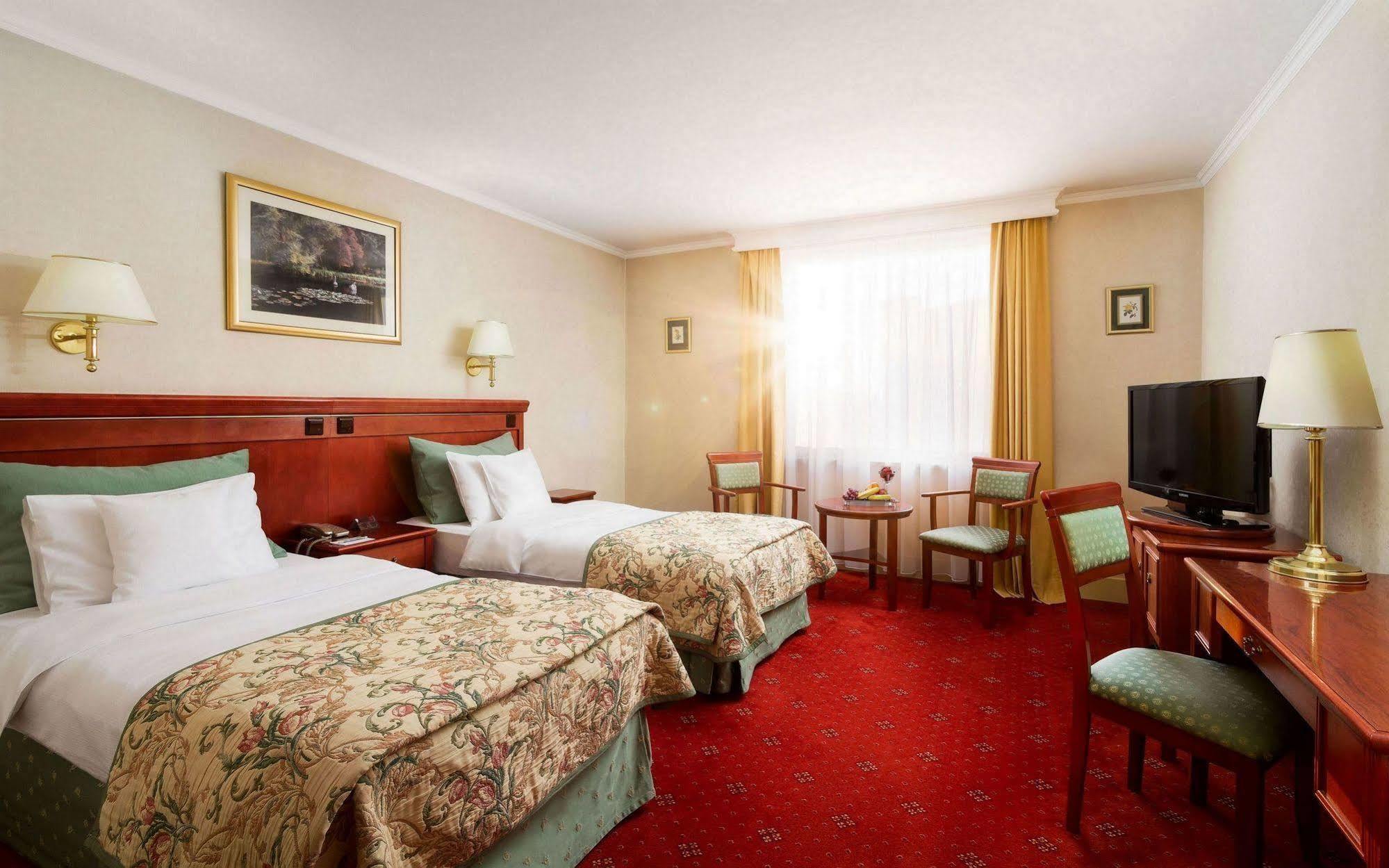 Hotel Mazurkas Ozarow Mazowiecki Extérieur photo