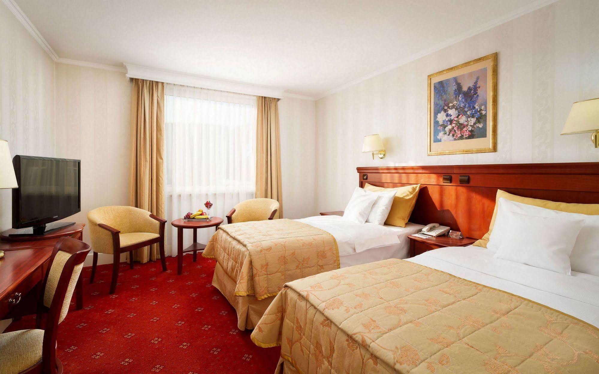 Hotel Mazurkas Ozarow Mazowiecki Extérieur photo